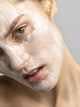 Skintegra Una hranjiva i obnavljajuća krema za osjetljivu i suhu kožu tekstura kreme na licu modela