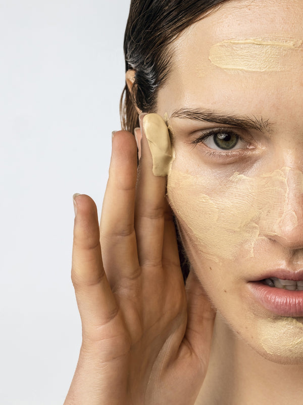 Skintegra Volcanica glinena pročišćavajuća maska za lice tekstura na licu modela